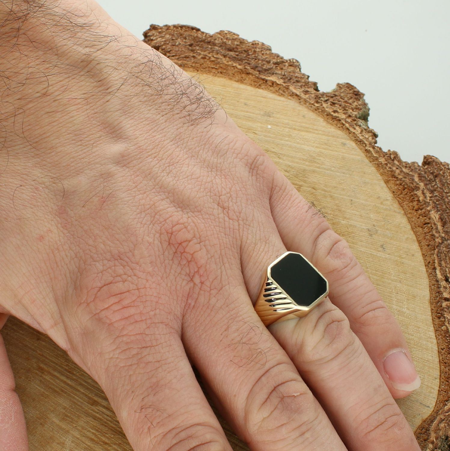 Pierścionek sygnet złoty SY 246 375  Pierścionek 375 wykonany z żółtego złota. Efektowny i niezwykle szykowny dodatek do eleganckich oraz dziennych zestawień, urzeka czarnym kamieniem na powierzchni 2.jpg